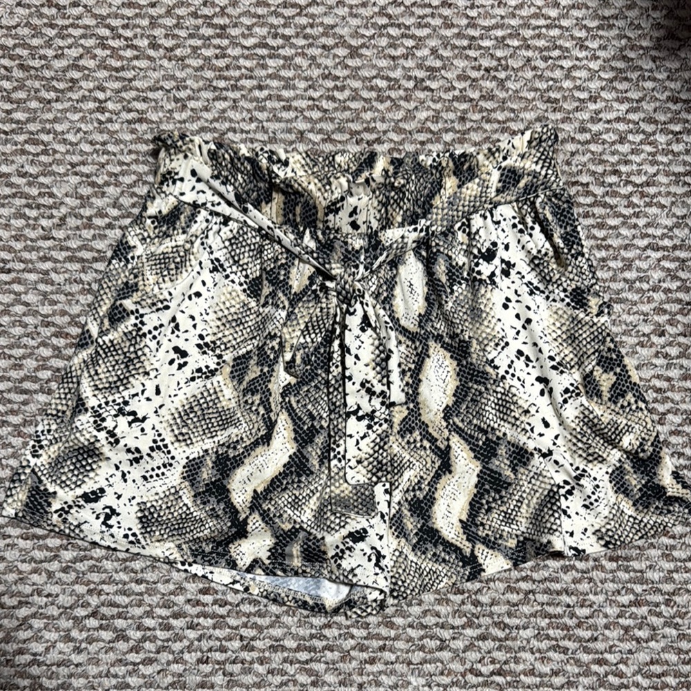 Stylish Snake Print Women's Shorts
